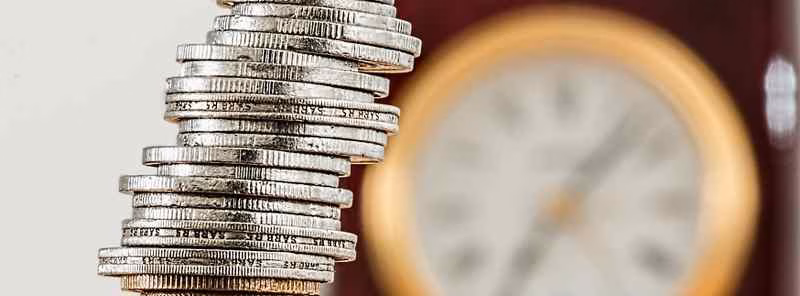 Monedas y reloj. Horarios Comerciales